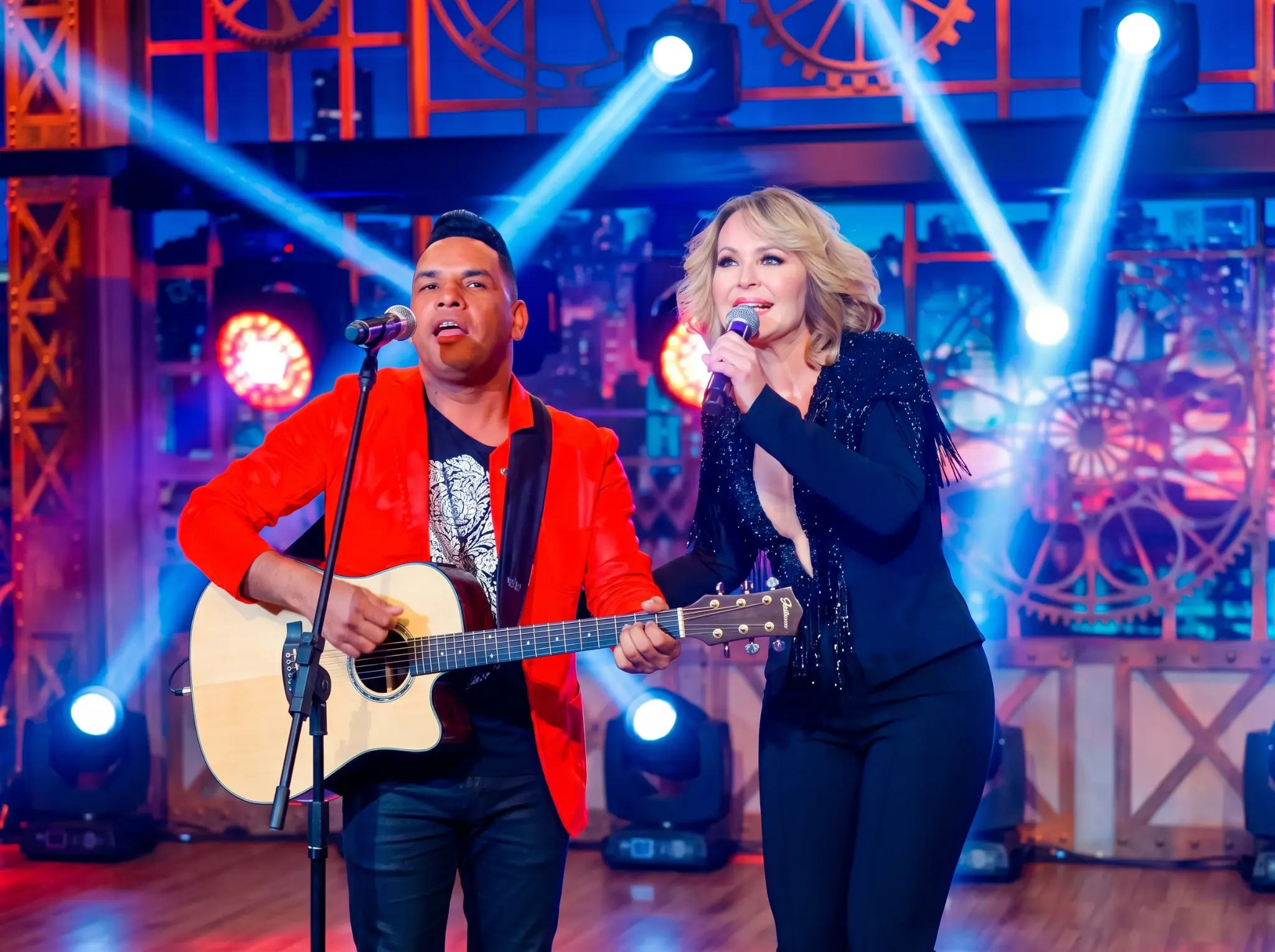 Gilmarques Araújo cantando ao lado da atriz e cantora Gaby Spanic